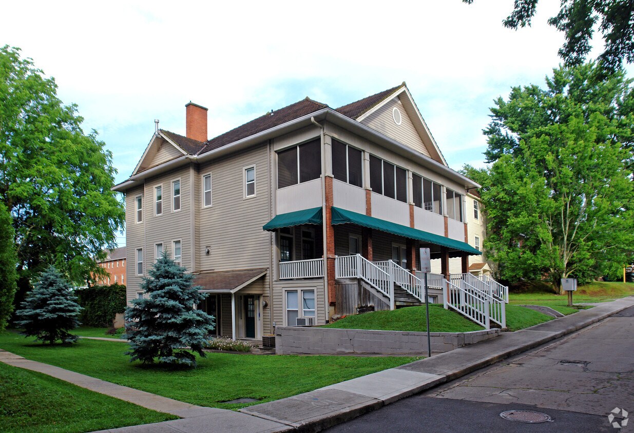 Foto del edificio - 131-139 Circle Dr