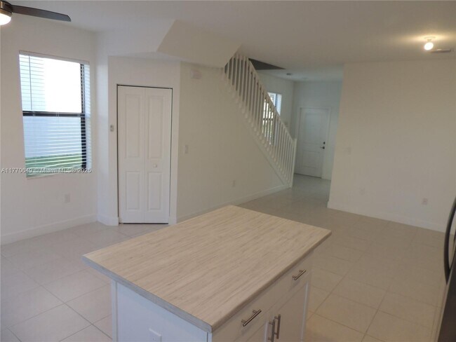 Foto del edificio - 829 NE 211th St