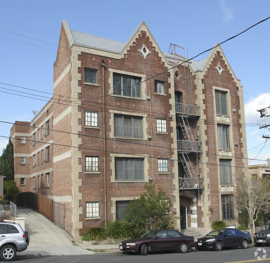 1055 Sanborn ¡alejado - 1055 Sanborn Ave
