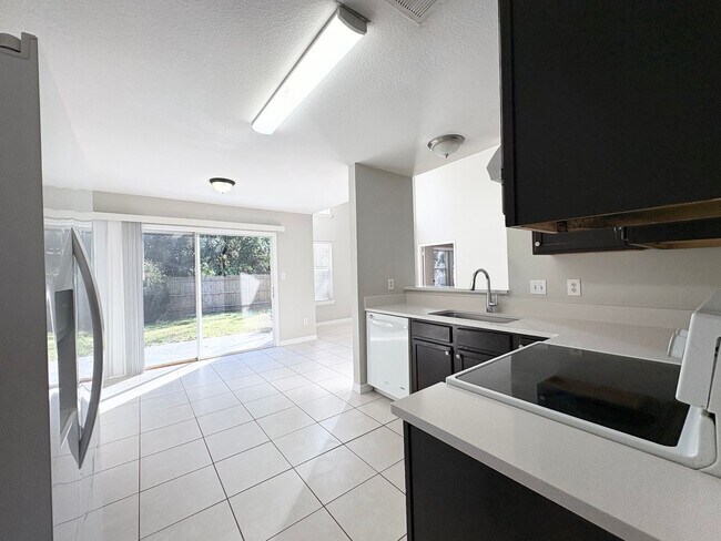 Foto del edificio - Gorgeous 4 BR Lake Mary home on Conservation lot - walking distance to Lake Mary HS