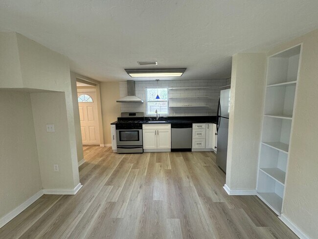 Building Photo - Remodeled 3/2 in the Heart of Gainesville!