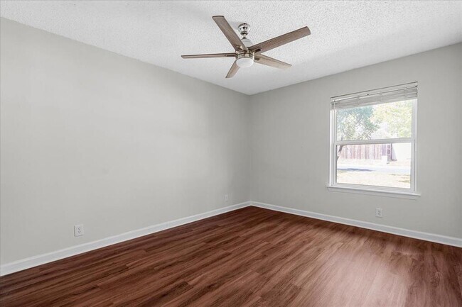 Foto del edificio - 2501 Redleaf Ln
