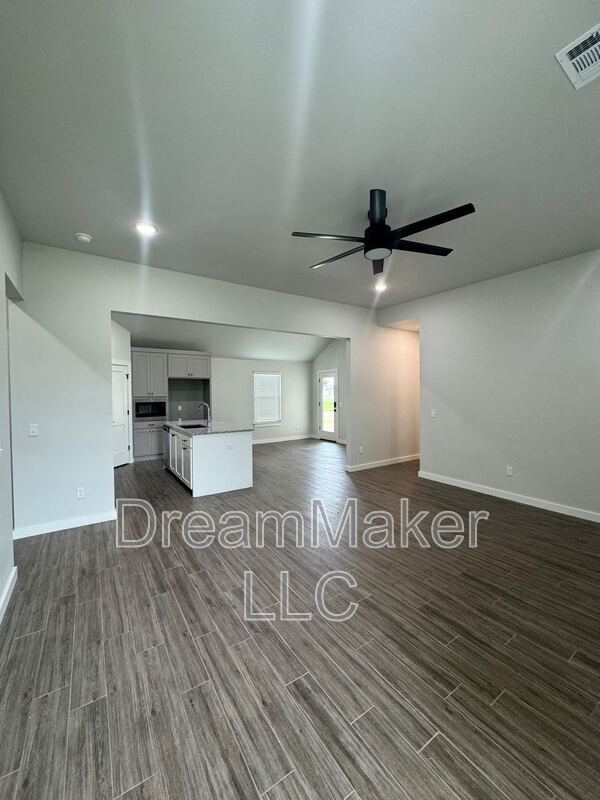 Foto del edificio - 5327 Lily Ln