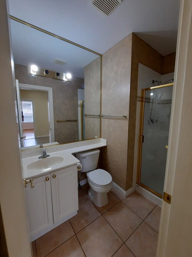 Photo du bâtiment - 5283 Chesham Ave