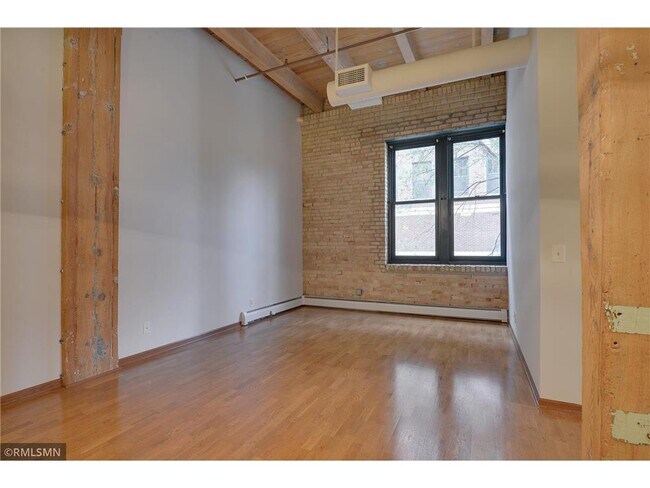Building Photo - 400 N 1st St