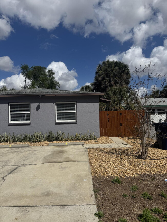 Building Photo - 1711 W Carmen St