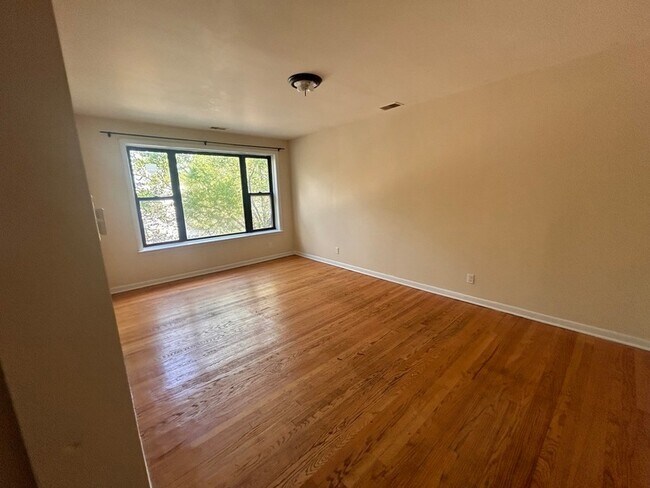 Building Photo - 4811 W Warwick Ave