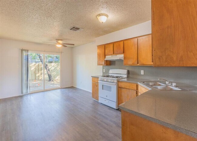 Foto del edificio - 4600 Rocking Chair Rd