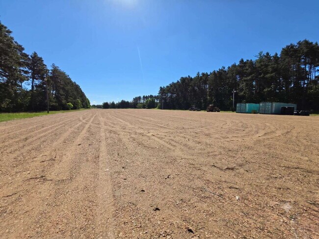 Foto del edificio - 24.2 Acres – Industrial Warehouse, Residential Or Office Space, Pole Shed & Recreational Land