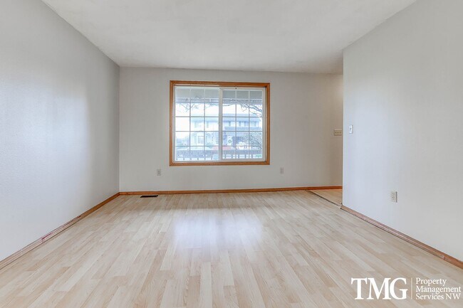 Building Photo - Spacious 3BD Home in Orchards with a MASSI...