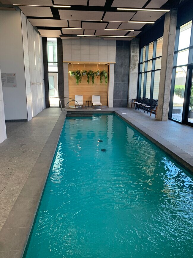 Piscine intérieure au sel, avec sauna et spa - 3480 Boul Saint-Elzéar O