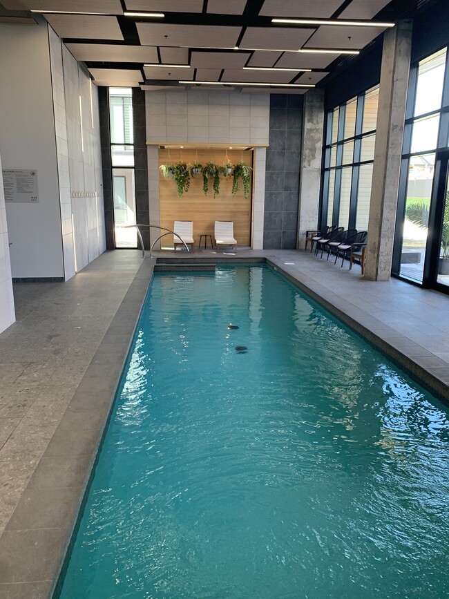 Piscine intérieure au sel, avec sauna et spa - 3480 Boul Saint-Elzéar