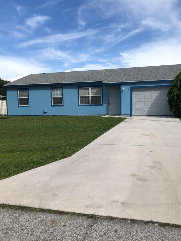 Primary Photo - 1742 SE North Buttonwood Dr