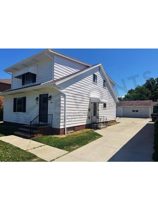 Building Photo - 927 E 216th St
