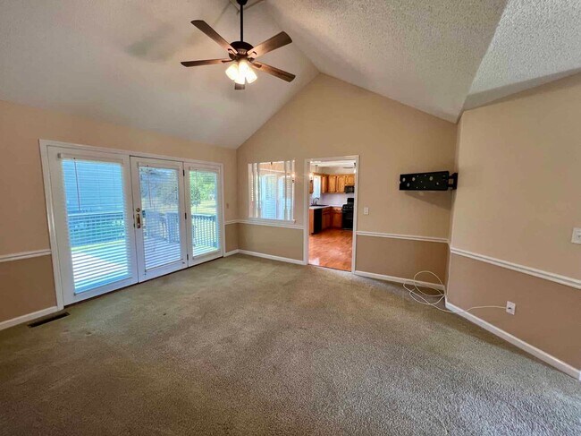 Foto del edificio - 3 Bed 2 Bath with Garage & *Fenced Backyar...