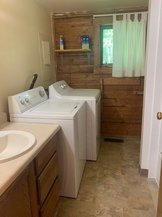 Building Photo - Pet friendly 2+ bedroom available in North...