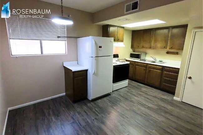 Building Photo - 905 S Ash Ave