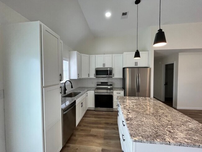 Foto del edificio - 204 Franklin Sq - Beautifully Updated Home in Bonaire
