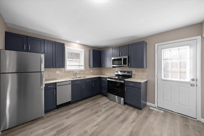 Building Photo - 11 Manor Dr