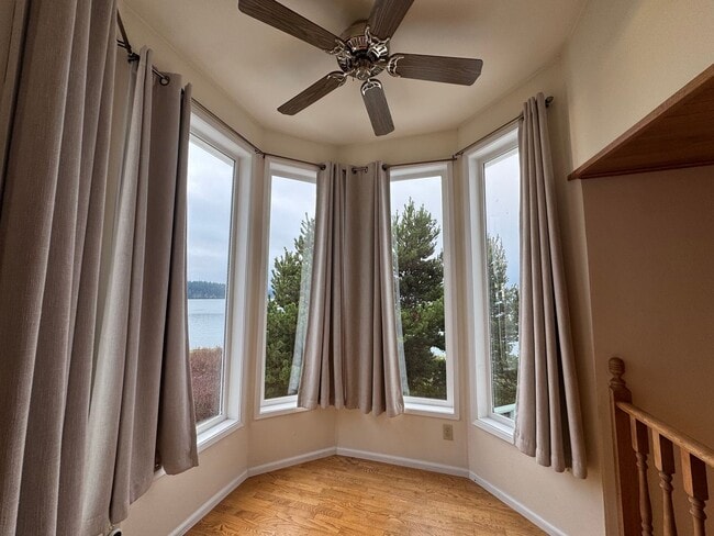 Building Photo - La Conner Home with Stunning View