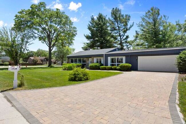 Foto del edificio - 1300 S Stewart Ave