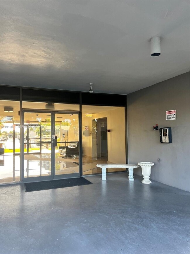 Foto del edificio - 4800 Bayview Dr