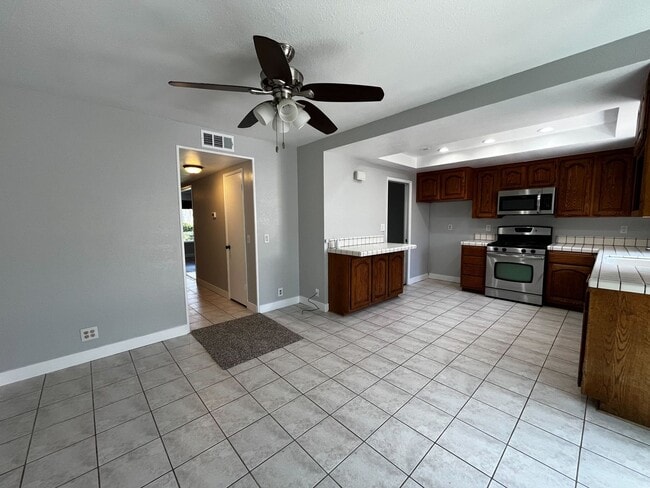Foto del edificio - Spacious 3-Bedroom Home for Lease in Prime...