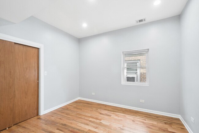 Foto del edificio - 4918 N Spaulding Ave