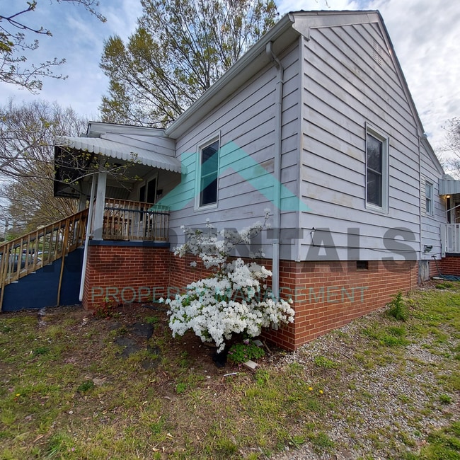 Building Photo - 1410 Maple St