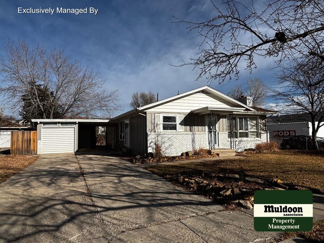 Primary Photo - Available now! Beautiful 4 bedroom home with garage! Near downtown.