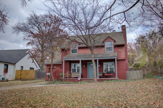 Foto del edificio - 3-bedroom, 2.5-bath home with mostly hardwood floors