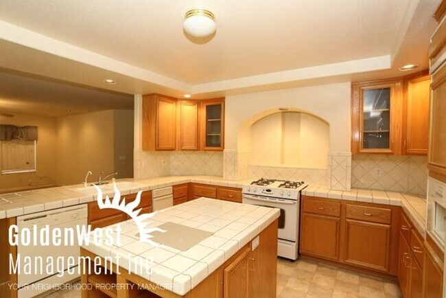 Foto del edificio - Stunning 6Bdm 3Ba Home with Brand New Floo...