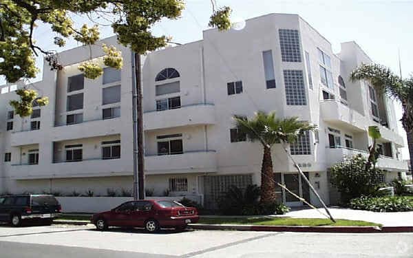 Building Photo - 4820-4822 Coldwater Canyon Ave