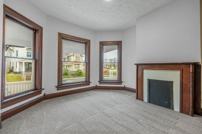 Building Photo - 4 Bed 3 Bath Single Family Home Available in Dayton*