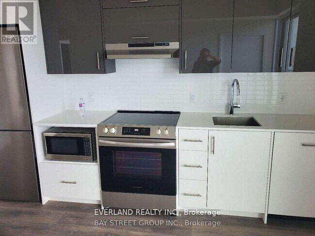 Building Photo - 188 Fairview Mall Dr