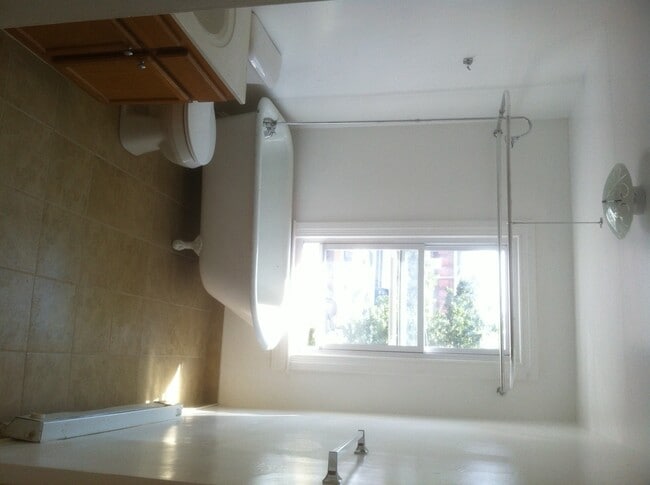 Building Photo - Available Now! 2 Bedroom on the Avenues! Y...