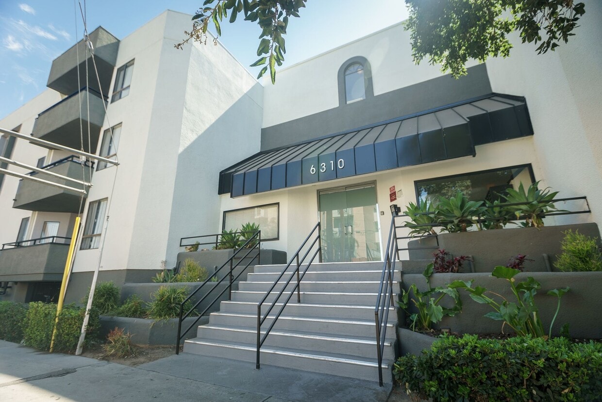 Primary Photo - 6310 Sylmar Ave