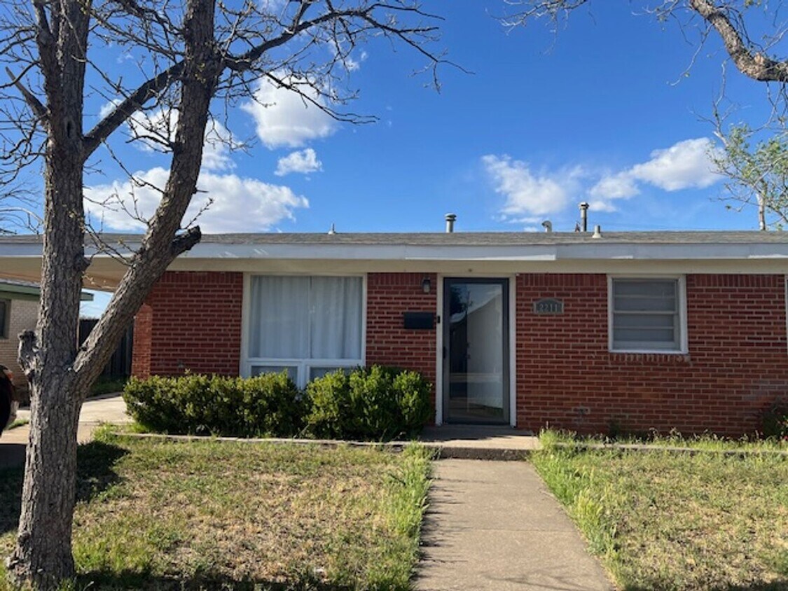 Primary Photo - For Lease - 2211 E 11th - Odessa Tx 79761
