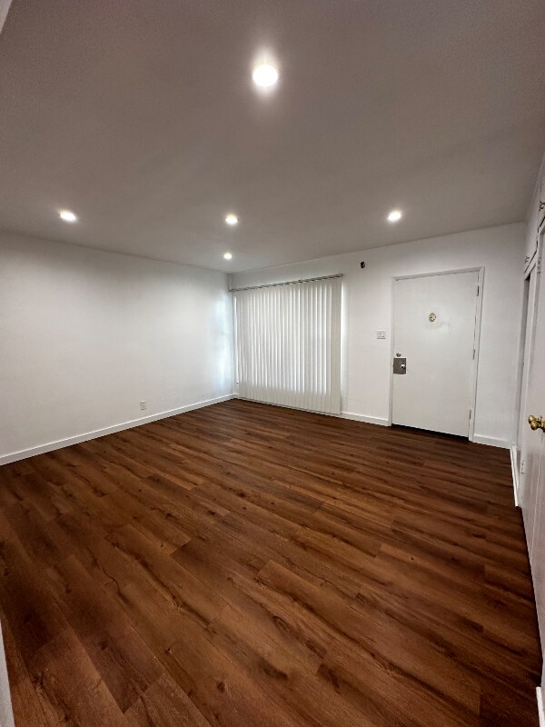 Foto del edificio - 323 N Chevy Chase Dr