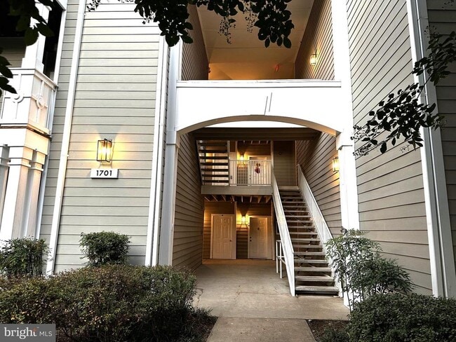 Building Photo - 1701 Lake Shore Crest Dr