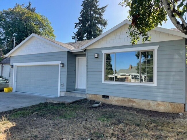 Building Photo - Bright & Beautiful Updated 3 bed, 2 bath in the Heart of Alberta District, New Paint, Inside and ...