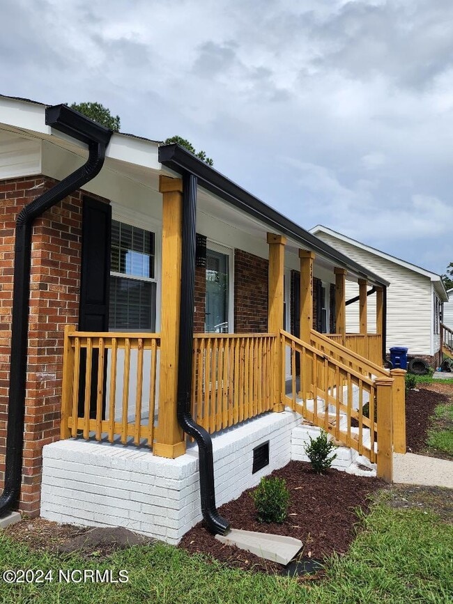 Building Photo - 4446 Queen St