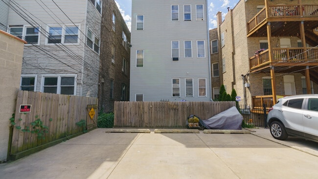 Building Photo - 3817 N Wilton Ave