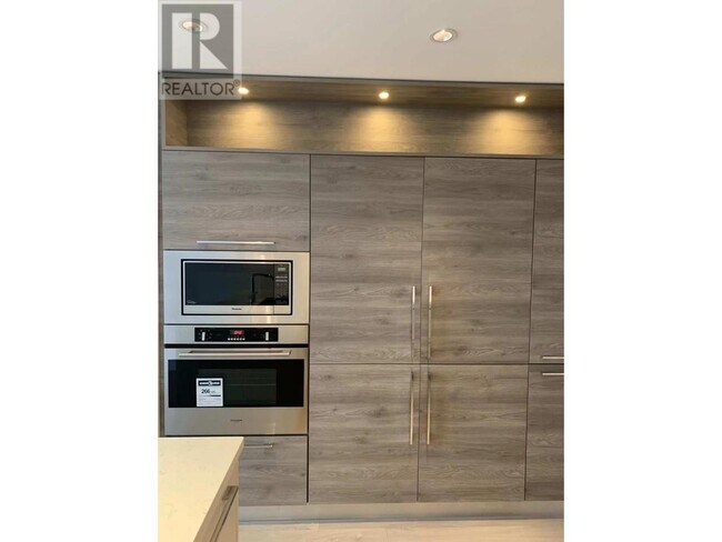 Photo du bâtiment - 7303-7303 Noble Ln