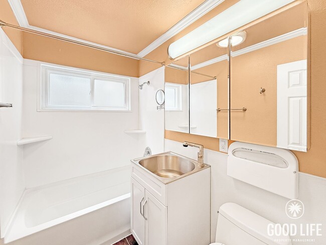 Building Photo - Coastal 2BR Unit in Pacific Beach with Parking & On-Site Amenities