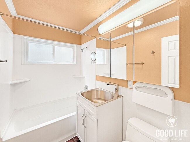Foto del edificio - Coastal 2BR Unit in Pacific Beach with Parking & On-Site Amenities