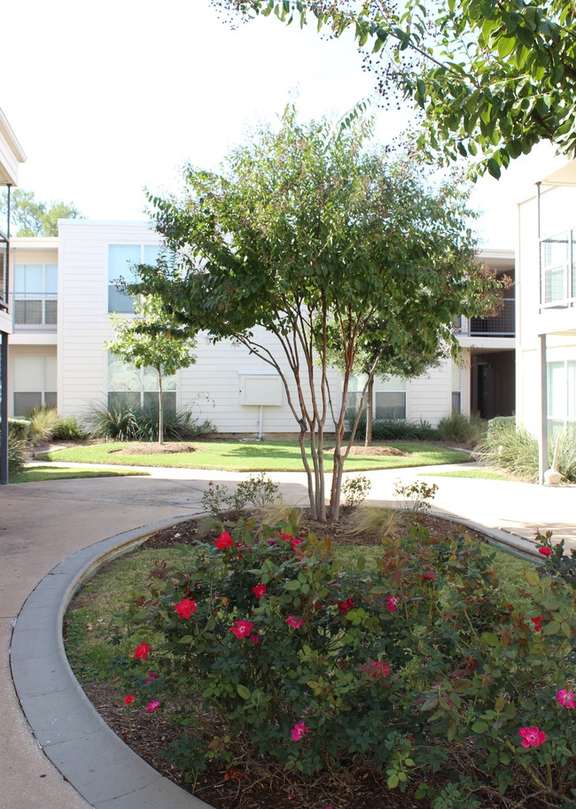 Building Photo - Carillon Apartments