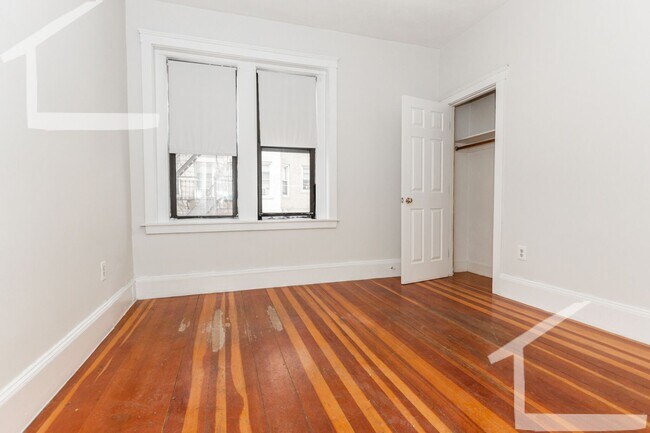 Building Photo - 9/1 No Fee! Split style 3BR on Comm Ave, Green Line