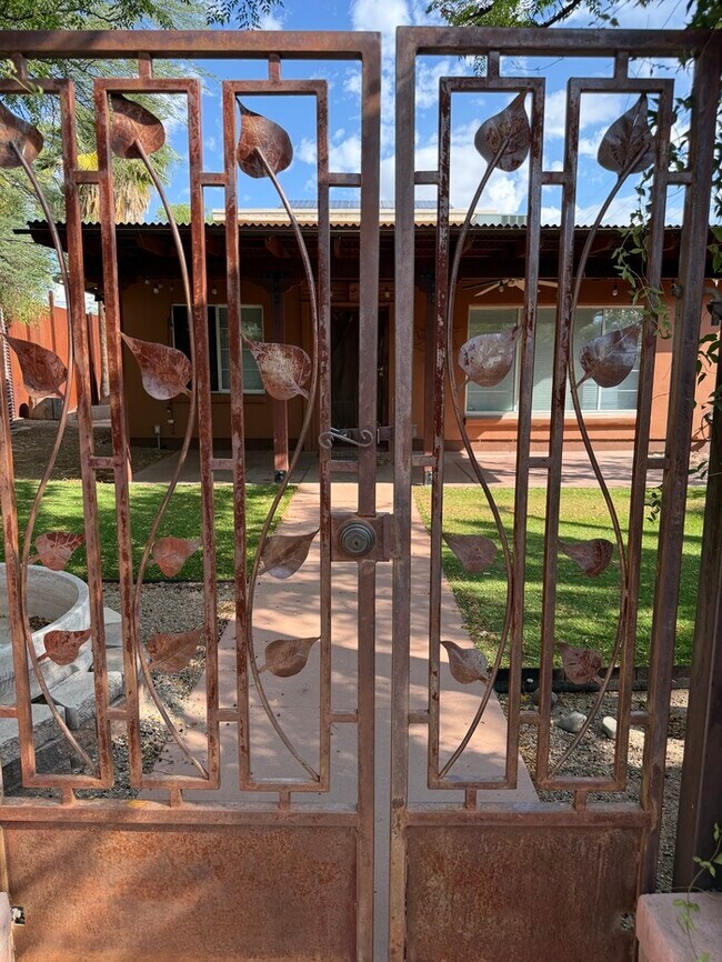 Foto del edificio - HOUSE FOR RENT