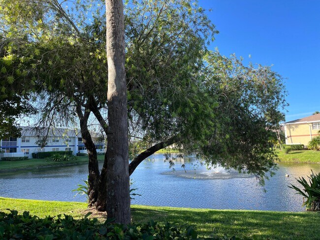 Building Photo - 1533 SE Royal Green Cir